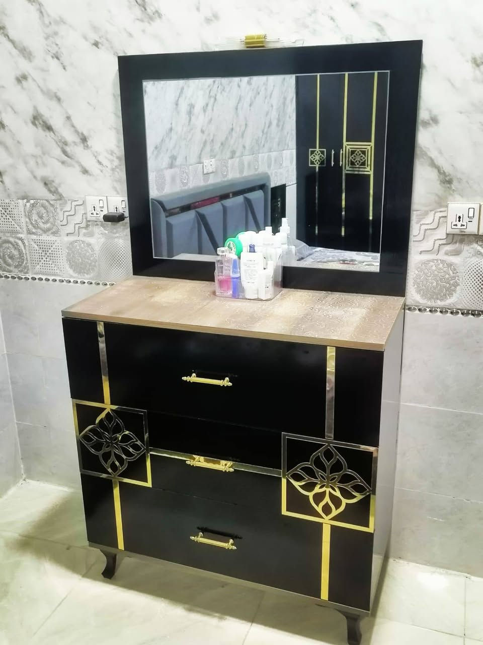 غرفة نوم تركي جديد مستخدم شهرين فقط // ست قطع
كنتور / ميز تواليت / كومديات اثنين / سرير مع دوشك ضغط بلوك / / السعر 600 الف قفل مع التوصيل
/////مكاني كلار///// ***********
