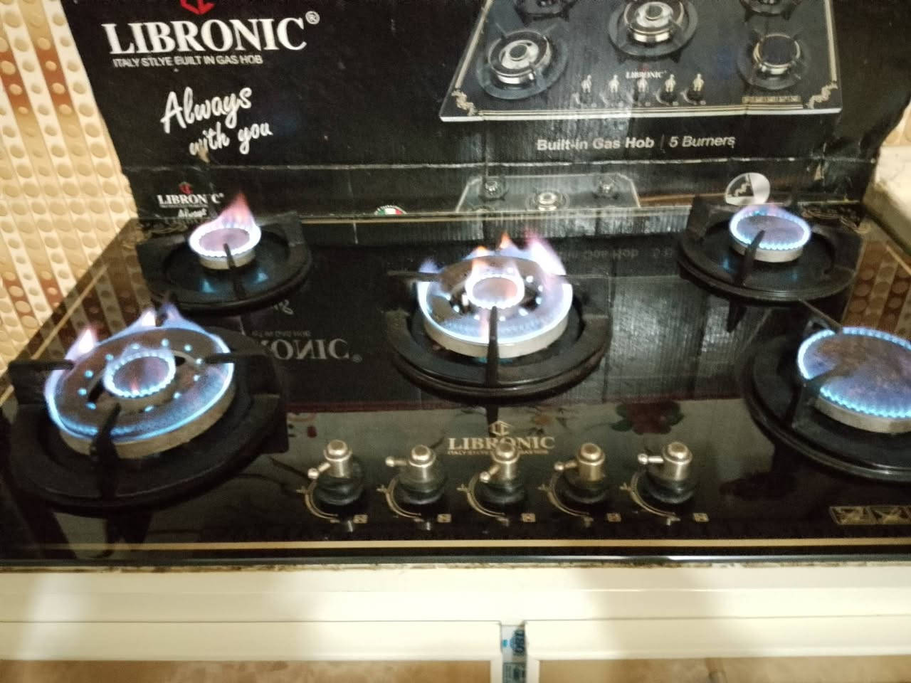 سلام عليكم شباب طباخ وكاونتر  للبيع بس الطباخ ونباع كامل هوه وا كاونتر للستفسار اكثر عل  الرقم***********
