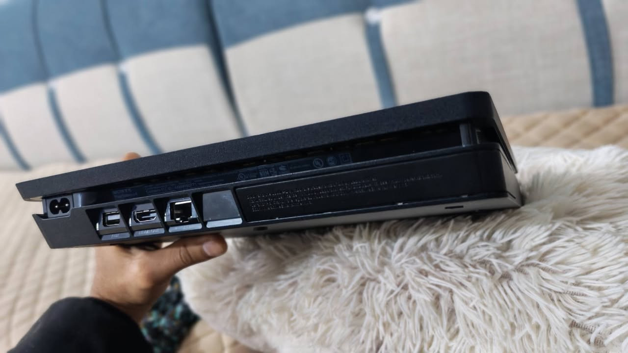 السلام عليكم
بلي فور  اسلم مهكر  نضام 9  ذاكرة  1 تيرا  ستيكر  شركة بعده 
وياه يدة اصلية وثانية تجارية 
كامل ملحقاته وكارتونته  وكلشي
تفعيل تهكيره نضامين بدون  فلاشة وبفلاشة ياهو تفضل بكيفك
نضافة مثل ما موضحة، مليان العاب  والعاب قوية فقط
امانة الله استخدام  كلش قليل بسبب  قلة  الفراغ بسبب العمل  واغلب وقته نايم
سبب البيع عندي  بلي 5  ايضاً وهكرته فبعد ماحتاج الفور
السعر  ٣٠٠ قفل سعر نهائي
مكاني  ديالى _ الخالص 
رقم  ***********
هاتف، وتساب،  ماسنجر موجود
