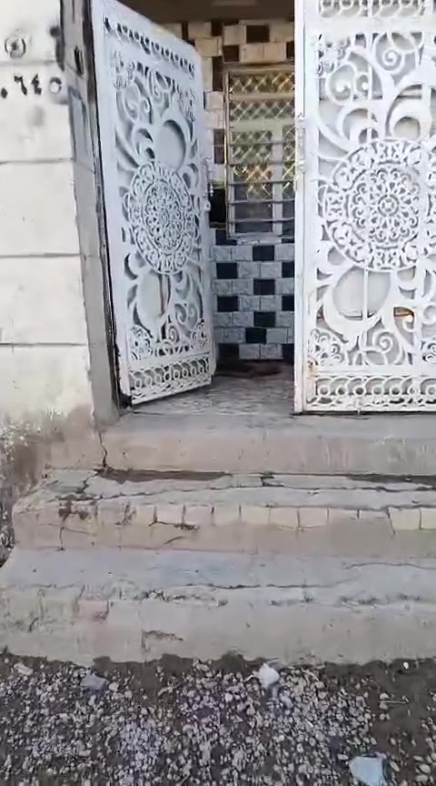 دار للبيع المساحه 180متر بناء طابوك حديث طابقين بيه اربع غرف نوم وهول واستقبال ومطبخ وحمامين قرب ابو حيدر شياع للاستفسار الاتصال على الرقم التالي ***********
