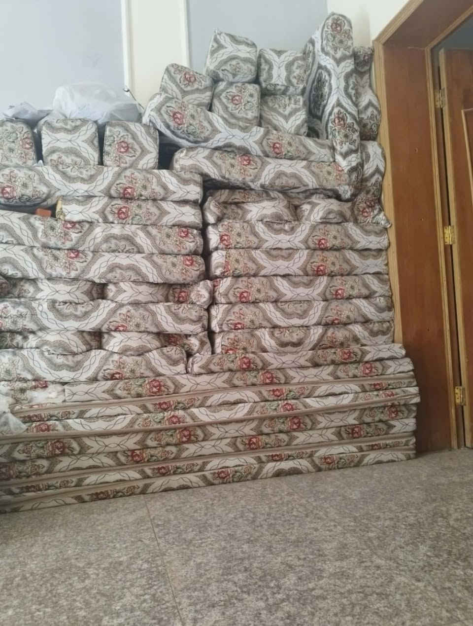 جلسه عربيه نظيفه كولش ما مستخدمه للبيع
اكثر من 14متر ..تقريب جلسه وربع
وجهين ..بيها سحاب على طول الدوشك 
موديلها ..ملكي ضغط عالي مابيها اي ظرر 
فيدو مفروش ...وفيديو اللي مافروش اللي زايد بيها 
مكاني حي الوفاء 
 السعر   500


**إذا كنت صاحب هذا الإعلان وتريد حذفه لأي سبب، رجاءا أرسل رسالة إلى الدعم الفني**
