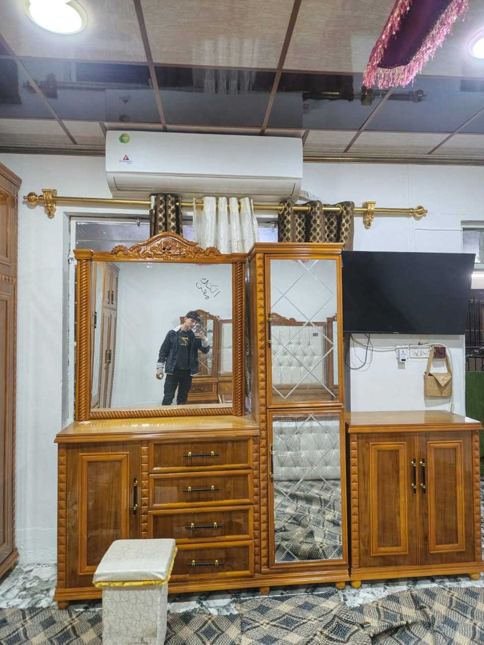 #قسط_غرفتك_براحتك
✔️ ويانا مدة التقسيط سنة و نص بدون مقدمة
✔️ لحاملي ماستر كارد الرافدين من الموظفين و المنتسبين و المتقاعدين وحتى الوريث مشمول عدنا
✔️ يوجد فصال حسب الطلب
✔️ يمكنكم استبدال غرفكم القديمة بغرفة جديدة وتقسيط الفرق
✔️ غرف نوم باحدث الموديلات من خشب الصاج
📌العنوان : الموصل / الجانب الأيمن / الصناعة القديمة / اليابسات 
📱اسياسيل : *********** (يوجد واتساب)
📱 كورك : ***********(يوجد واتساب)
