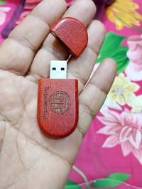 فلاشات خشب بهذا الشكل اكثر من 40 قطعة  07706534799