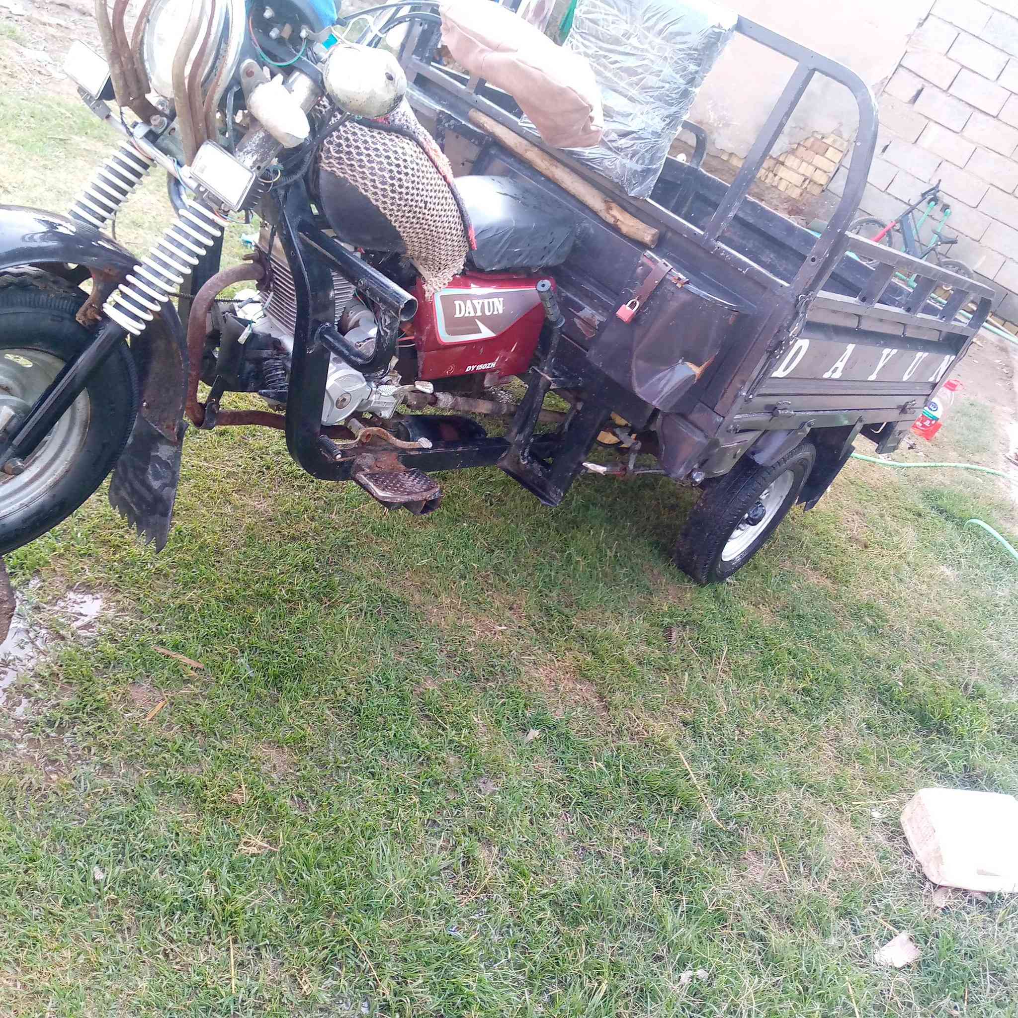 ستوته للبيع موديل 2010 رقم اسود وسنويه مفتوحه بس كلجات بيه تبخير قليل اول ماتشتغل ستوته جاهزه تايرات جدد كهربائيات جدد ستوته مال جناي كلشي ماعايزه 
السعر 1400 وبيها مجال للشراي 
المكان الشطره الصديفه قرية الدار 
***********
