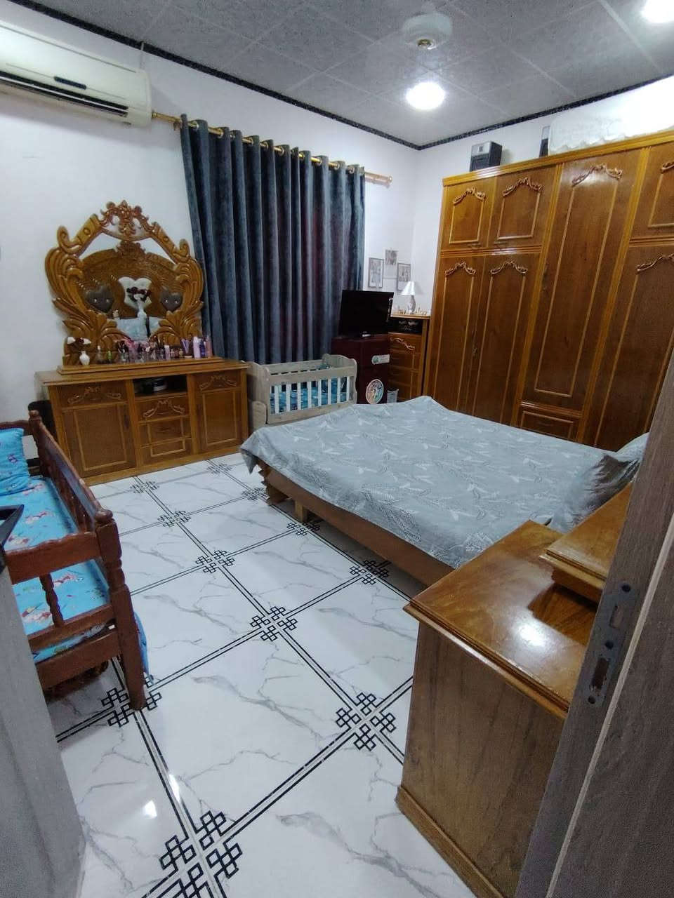 السلام عليكم بيت للبيع فقط طابقين
الموقع يارمجه الشرقية الاولى قرب شارع كركوك المساحة 150 متر واجهة 7.5 نزال(عمق) 20 سند طابو الحمدانية
5 غرف نوم +استقبال+2 هول داخلي + 2 منور + 3 صحيات 
بناء 2024 نظام كاميرات دفن + دكتات + عاكسات + بورسلين وسيراميك + ابواب تركي 
للاستفسار الاتصال على الرقم التالي
***********
واتساب ***********
