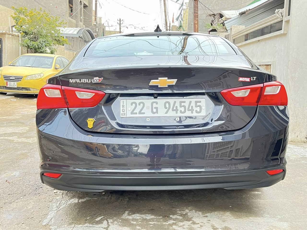 السلام عليكم من رخصة صاحب الكروب 
 للبيع شوفورليت ماليبو 2023 
حادثها الجاملغ الأيمن مبدل ومصبوغ فقط بدون ايرباك 
السيارة نظيفة جداً 
فول مواصفات 
محرك السياره 1500 تيربو 
بانوراما 
للاستفسار الاتصال ع الرقم التالي 
***********
مكان السياره بغداد الجديدة
