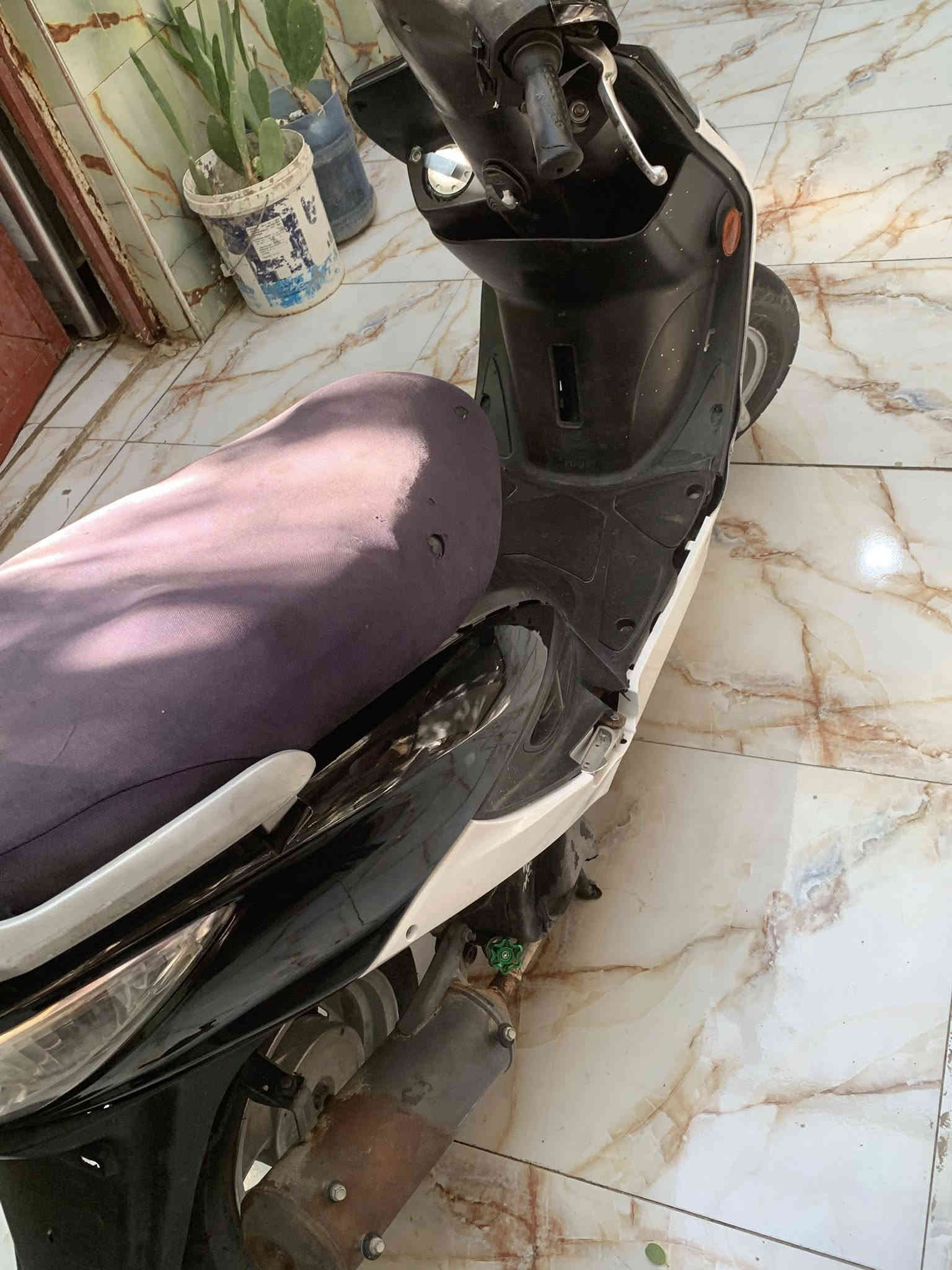 كامكو g4. مكينه 125 سرعته ١٤٠.  مكينه مفتوحه دراجه شوفتك عينك نضيفه وكلشي بيه شغال. والكهربائيات جديده .  سعر  450 بيها مجال بسيط  مكان نجف براكيه 
للستفسار ***********
