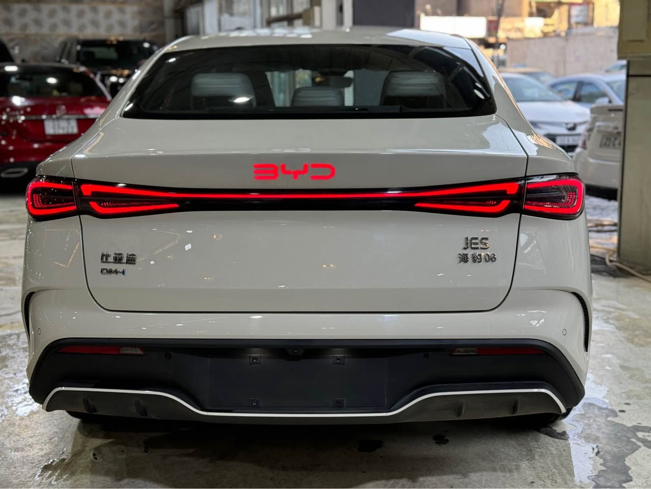 Byd سيل 6 
مرقم 
ماشيه الف كم فقط 
2025 
بصمه تشغيل 
مقاعد جلد 
مقعد كهرباء 
تفويلة البنزين 2100 كم 
4 كامرات 
حساس امامي خلفي 
مقاعد رياضيه 
لايت بك لايت لد 
رادار 
تحديد مسار كروس مثبت سرعه 
ويل 17 
*********** 
*********** بغداد, العراق
