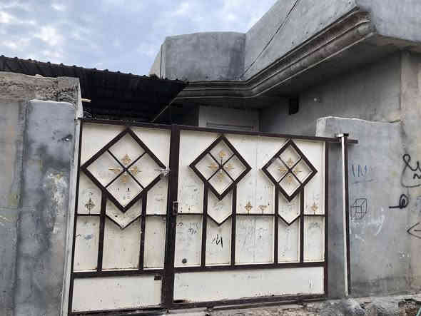 دار للبيع في حي ضباط منطقه الطليعه الرابعه قرب سوق دور الضباط يتكون من غرفتين ومطبخ ومجمع درج وحمام داخلي وصحيات خارجي واستقبال وكراج للسياره مساحة البيت 170م بيت ركن نهاية الفرع المطل ع فرع السوق دور الضباط للاستفسار *********** السعر 45وبي مجال
