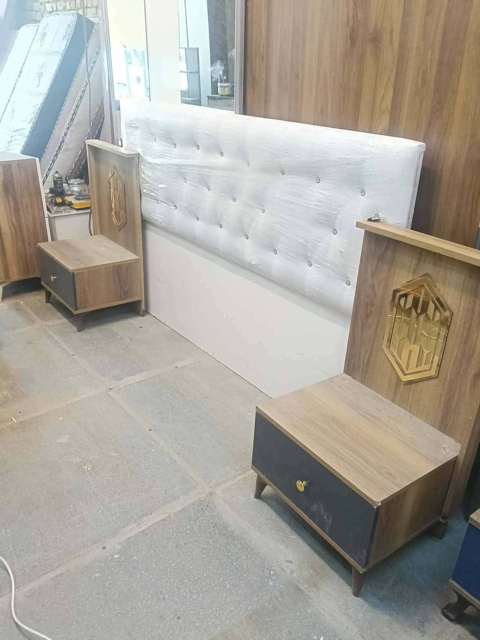 غرفه تركي 6قطع.نظيفه جدا شخطه ما بيها السعر400مع شد ونقل الحجز واتس***********
