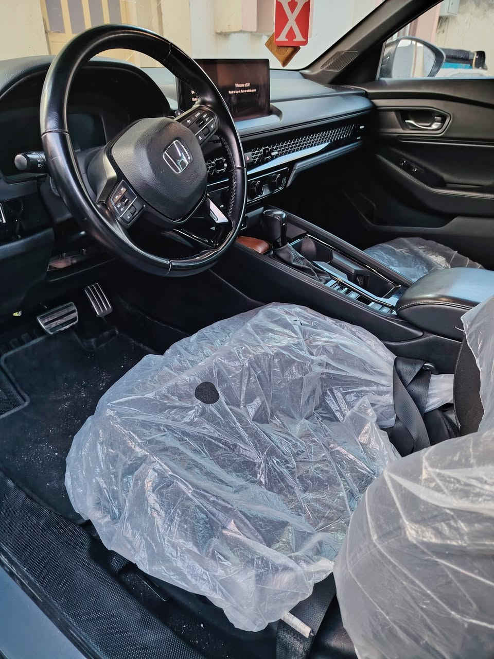 هوندا اكورد فئة sport  موديل 2023 الون المطلوب سياره ضربته مو بجم الجاملغ مبدل والباب ع بارد وشويه باجاملغ الخلفي سياره ماااتصرف عليه لو ربع  السعر ع الخاص او الاتصال على الرقم ***********
