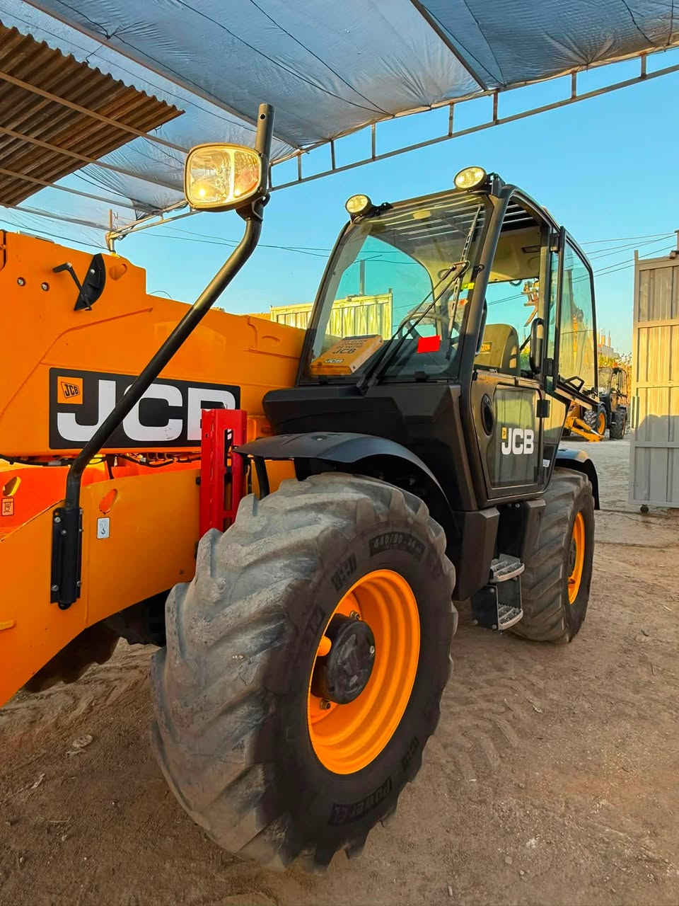 � للبيع – رافعة تلسكوبية JCB 540-200 بحالة ممتازة وجاهزة للعمل فورًا! 🚜

هل تبحث عن ماكينة قوية تتحمل أصعب ظروف العمل وتوفر لك أعلى إنتاجية؟

المدى للاستيراد والتصدير تقدم لكم رافعة JCB 540-200 بأداء قوي واعتمادية عالية، لتكون شريكك المثالي في مواقع البناء، والمصانع، والمخازن، والمشروعات الكبرى.

✅ حالة ممتازة ومجهزة للعمل
✅ محرك قوي واقتصادي في استهلاك الوقود
✅ كابينة مريحة توفر أعلى مستويات الأمان والراحة للمشغل
✅ صيانة سهلة وتوافر قطع الغيار
✅ قوة رفع عالية وثبات ممتاز أثناء التشغيل
✅ مناسبة لجميع أعمال الرفع والمناولة

💯 مع المدى للاستيراد والتصدير… الجودة عنواننا والثقة أساس تعاملنا.
نحرص على توفير أفضل المعدات بأعلى جودة وأسعار تنافسية مع خدمة مميزة قبل وبعد البيع.

📞 للاستفسار والتواصل:
01211114947
أو
01277886747

📩 راسلنا الآن لمعرفة السعر والتفاصيل، ولا تضيع فرصة امتلاك ماكينة قوية ترفع كفاءة عملك وتزيد إنتاجيتك.

المدى للاستيراد والتصدير
🌟 معدات موثوقة… جودة تستحق الثقة


**إذا كنت صاحب هذا الإعلان وتريد حذفه لأي سبب، رجاءا أرسل رسالة إلى الدعم الفني**