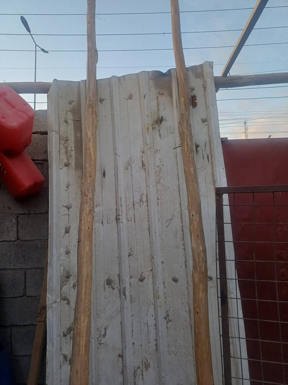 للبيع عمدان العدد ٢ ٤ متر جينكوه نضيفه ٣متر باب مشبج والشراي بخدمته اتصل ***********
