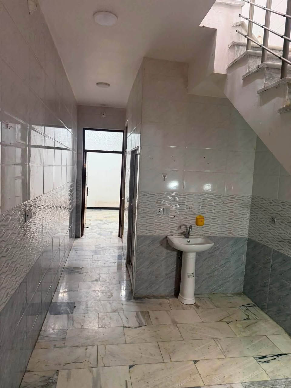 مشتمل للاجار الشعب قرب مدرسه التربيه
استقبال وخدمات ومطبخ وغرفة نوم جوه

غرفتين نوم فوك مع خدمات المساحه ٦٠ متر

معروض بمكتب الكناني ***********
