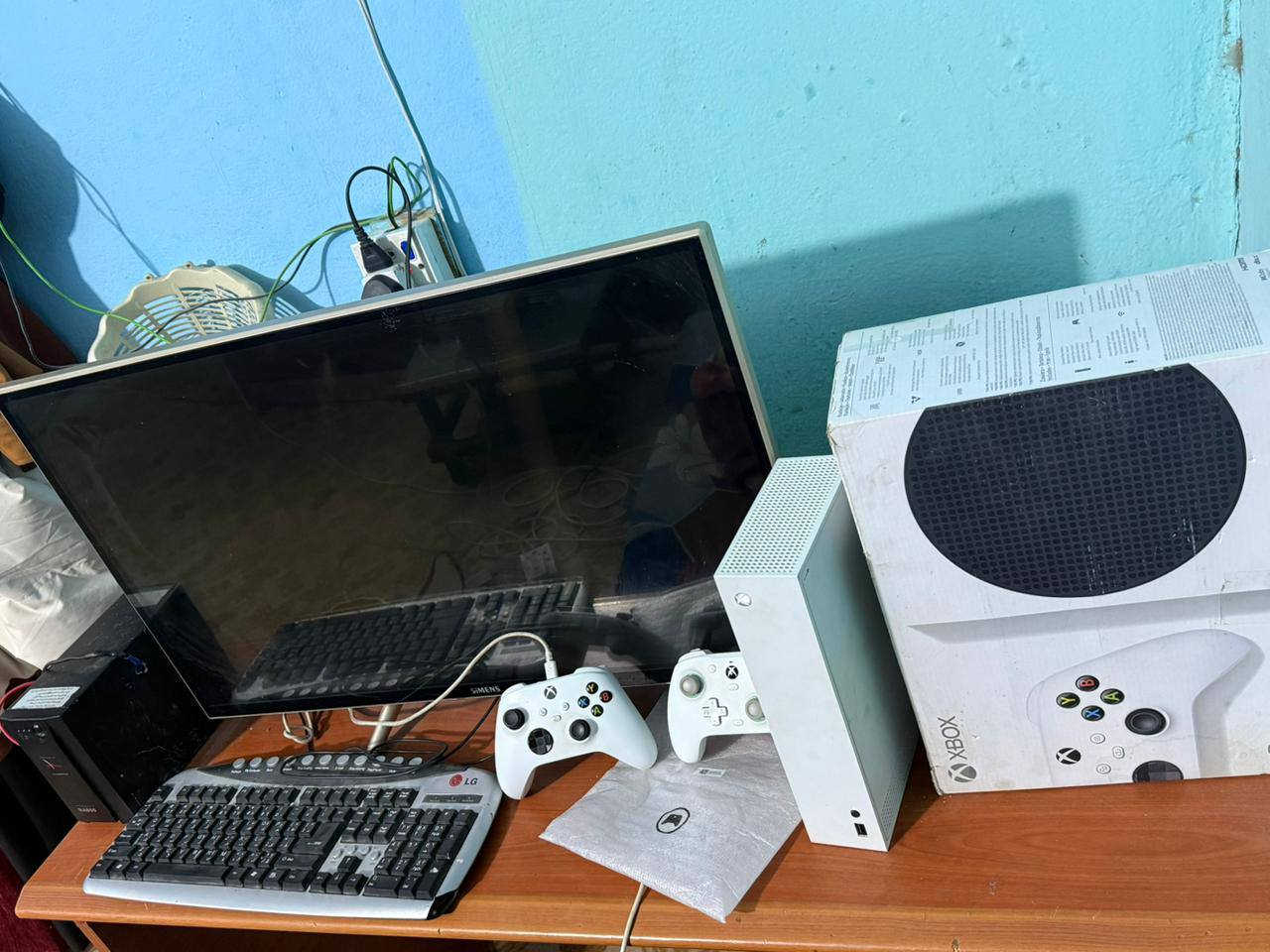 السلام عليكم للبيع كلهن شلع متوازي شاشة واليوبي اس وياهن
اكس سيريس اس نضيف مامفتوح الله شاهد مثل مشوف لوك ستيكر للبيع كامل ملحقات جويستك كيم سير الاصلي هوة والكيبل وكيبورد وبي حساب بي 113 لعبة مملوكات
Gta ريد ديد جزئين وماد ماكس ورزنت ريفيل جزيين وكود 3اجزاء واساسن كريد 5 اجزاء مختمات وفيفا 24 و23و 22  وبعد هواي العاب قوية سعر قيم باليرضي الله لان محتاج واريد ابيعهن
مكاني ديوانية حمزة ويوجد توصيل داخل ديوانية
***********
