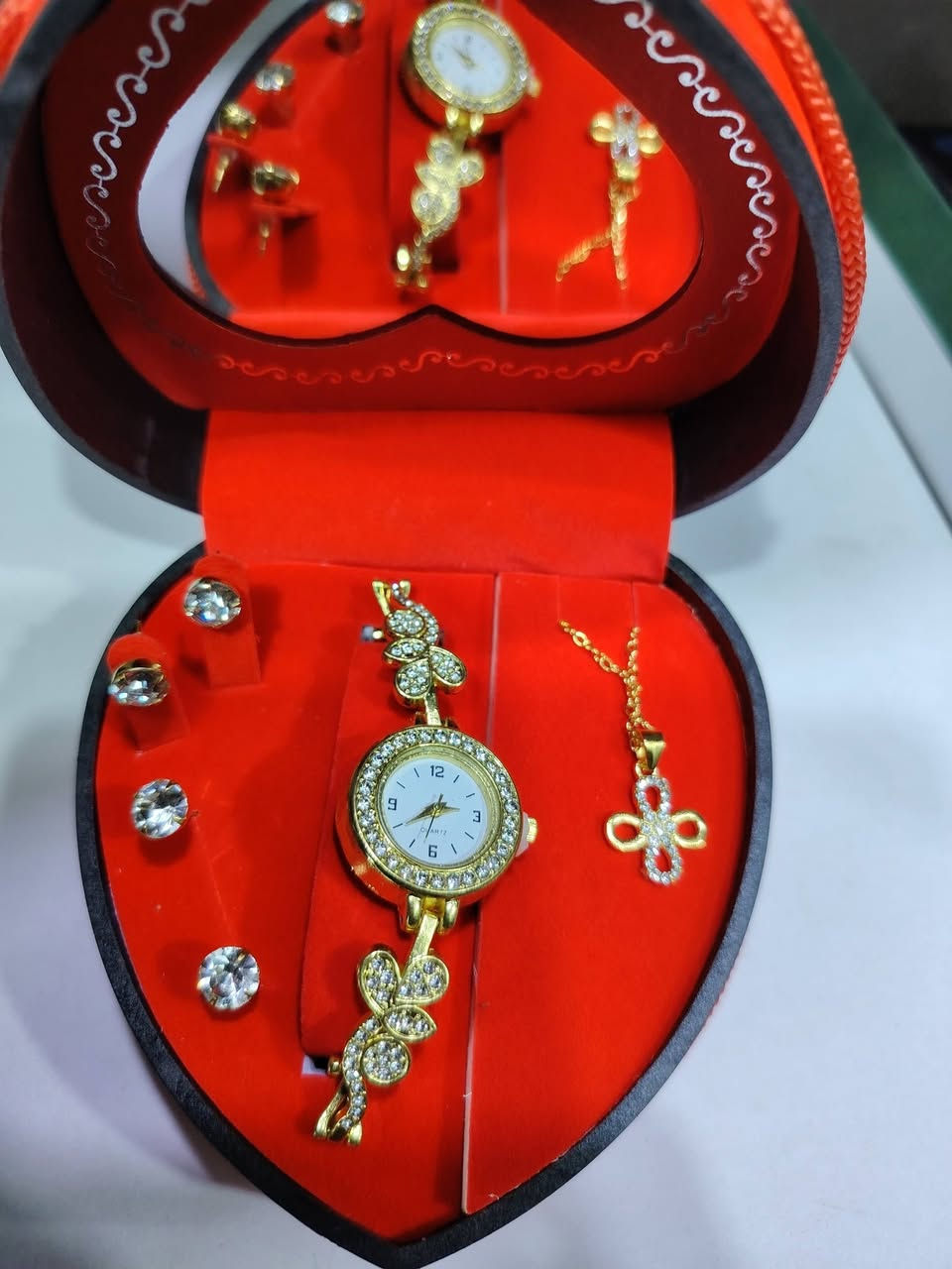 ساعات رجالي و نسائي سعر 5000 محل ابو حوراء زكلابي قرب جامع بلدروز الكبير بس عتمد وتساب توصيل بلدروز 1000 فقط 7808905892
