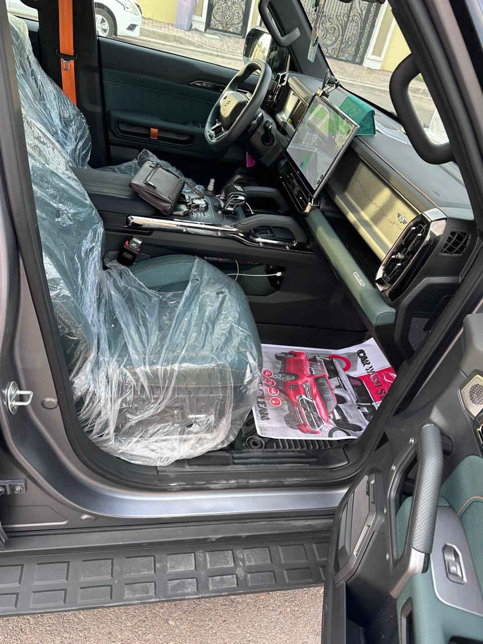 جيتور T2 2025
جيتور T2 2.0L LUXURY

الموديل: 2025 (هارلم)
العداد: 11,000 كم قابل للزيادة 

اللون: السلفر (المات المميز) داخل زيتوني

المحرك: 4 أسطوانات L 2.0 تيربو 254 حصان حقن مباشر
عزم الدوران (نيوتن-م): 390
ناقل الحركة: اوتوماتيكي دبل كلاتش من 7 سرعات
نظام الدفع: نظام دفع رباعي متطور من BorgWarner

الضمان الأساسي: 6 سنوات وعداد كيلومترات مفتوح
ضمان المحرك: 10 سنوات او 1،000،000 
بعدها داخل الضمان و الصيانة كلها داخل الشركة 

المواصفات:

*فتحة سقف بانوراما 1.1م
*إطارات قياس 20 إنچ
*الصندوق شفط
*الشباك الامامي المضاء  بجيتور 
*مثبت سرعة مع رادار تفاعلي
*نظام القيادة شبه الذاتية
*نظام الكبح التلقائي في حالة الطوارئ
*نظام تحذير الاصطدام الامامي والخلفي
*كاميرات محيطية 540 درجة
*حساسات أمامية وخلفية
*نقطة عمياء
*نظام تحذير مغادرة المسار
*نظام المساعدة للبقاء في المسار
*شاشة التحكم بقياس 15.6 إنچ
*شاشة القيادة بقياس 10.25 إنچ
*نظام صوتي متطور 12 سماعة من Sony
*نظام أبل كاربلاي وأندرويد أوتو لاسلكي
*نظام اوامر و تحكم صوتي
*مقصورة الركاب من الجلد الفاخر والكنتارا
*مقعد السائق والراكب كهربائي
*مقاعد السائق والراكب مبردة
*مقاعد السائق والراكب مزود بذاكرة لحفظ 3 وضعيات الجلوس
*إنارة ترحيبية مع إنارة محيطية متعددة الالوان
*عتبات الأبواب مضيئة
*مصابيح أمامية وخلفية أوتوماتيكية LED 
*التكيف التلقائي للضوء العالي
*نظام تقليل الضجيج النشط مع زجاح مزدوج
*المرايا الجانبية قابلة للطي كهربائياً ومدفئة
*دخول ذكي و تشغيل عن بعد
*خاصية إغلاق نوافذ وفتحة السقف عن بعد
*شاحن هاتف لاسلكي سريع
*نظام تنقية الهواء PM2.5 وفلتر N95
*مسند الذراع الوسطي مع ثلاجة
*انماط قيادة متعددة للطرق الوعرة
*وسائد هوائية امامية و جانبية عدد 6
*ماسحات الزجاج الأمامي مع حساس للمطر
*دوسات جانبية
*نظام الفرامل الأوتوماتيكي Autohold
*نظام التحكم بنزول المنحدرات
*نظام المساعدة لصعود المرتفعات
*نظام مراقية ضغط الاطارات

مكان السيارة بغداد / مجمع نجمة بغداد
رقم صاحب السيارة 
 ***********

السعر :: اطلبه بالتعليقات يصلك خاص 📩

#ادارة_الصفحه ⚡

ملاحظه / 🔴
مدير الصفحه غير مسؤول عن بيع وشراء واصوليات السياره نحن صفحه لعرض السيارات فقط.
