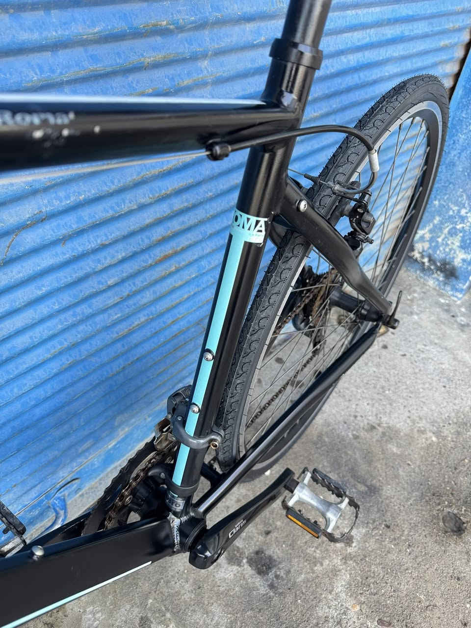 السلام عليكم اخوتيً الطيبينً 700 حجم 28 قياس M
فريم 50 ماركة (Bianchi) غني عن التعريف صينع 
إيطالية معدنه فول المنيوم سستم كلاريس بدلات 
كلاريس نمره 2/8 نظافتهاا وضح بل صور وكل تفصيلة 
وضح وعل وضع البلادي سعرهاا 230 الف وبي مجال 
اخواني عنواني موصل للتواصل *********** 
تتوفر خدمة توصيل جميع محافظات العراق وتحياتي
