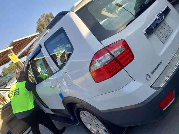 فول مواصفات 1/1 اعلى فئة بالمهافي جديده ***********
 ٢٠١٥ 
المواصفات : 
١- محرك ٦ سلندر 3.8 
٢- تشغيل بصمة + بصمة ابواب 
٣-  بك لايت led
٤- فول تحكم ستيرن 
٥- كشنات امامية كهرباء + ذاكرة تخزين 
٦- تبريد وتدفئة كشنات 
٧- كشنات جلد  
٨- + حساسات خلفية + كاميرا 
٩- فتحة سقف سلايت روف 
١٠- مري جانبية شفط + قلابة عند الرجوع للخلف 
١٤- انارة داخلية بالابواب 
١٥- فور ويل دفع رباعي 
١٧- تبريد ثلج 
جداً نظيفة وجديدة السيارةماشيه ١٢٠ مكانها بغداد الغدير مقابل شقق زيونه عارضه ب185 وبيها مجال للطيبين ***********
