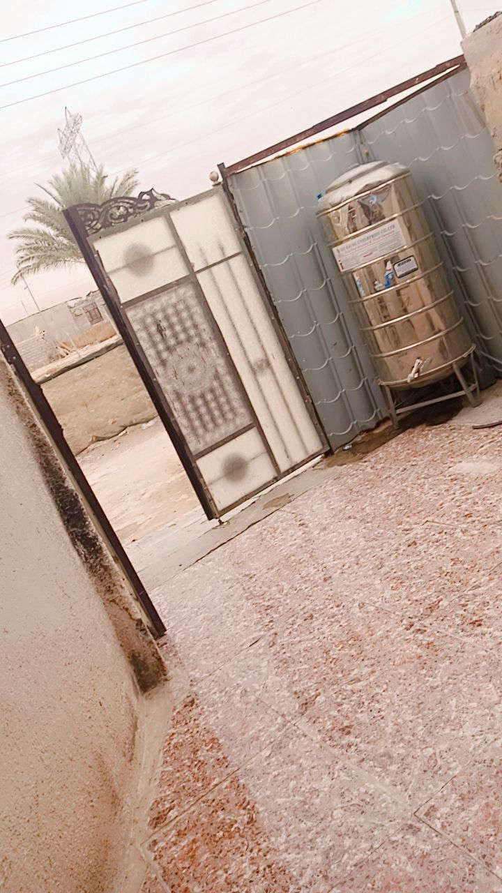 سلام عليكم بيت طابق ونص غرفتين ومطبخ منور ثنين وصحيات وستقبال وطرمه وسطح بيت كامل منطقه طالب العلي يم محطه كهرباء سعر خاص***********
