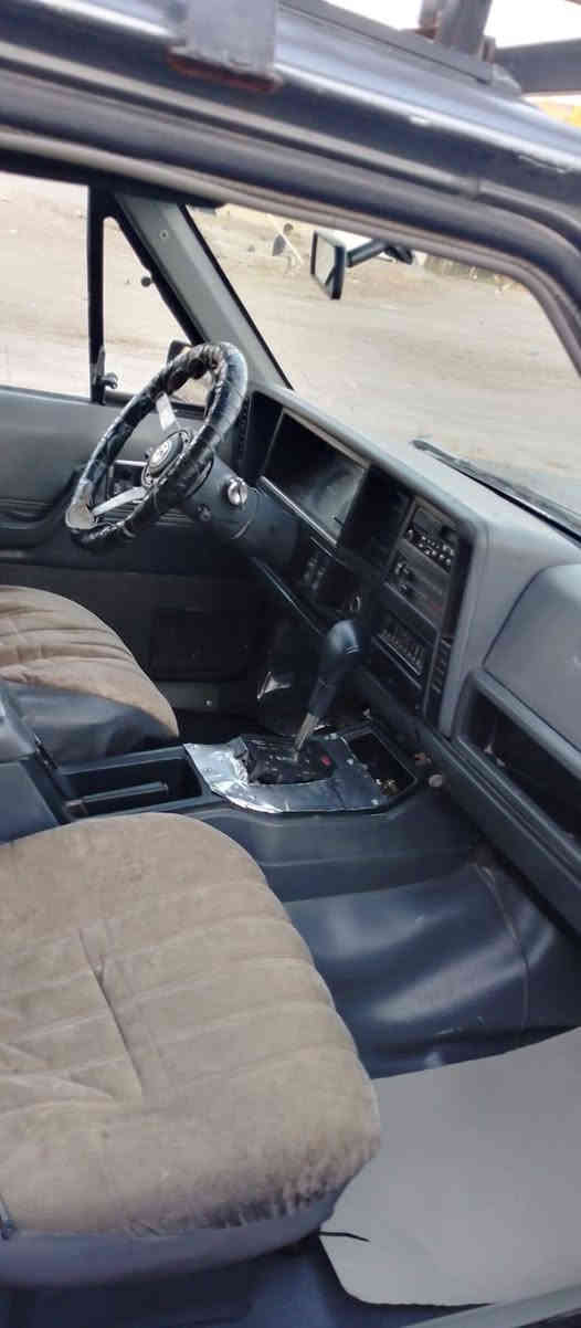 سلام عليكم سياره جيب شيروكي موديل1988  ماكينه ثنين ونص بطه خير من الله كير كهربائيات كلها شغاله طائرات 70 من 100 صدر 70% سياره مثل ما موجوده بالصوره موجوده رقم انبار اسمي رقم انجليزي متواجده السياره بغداد النهروان رقم الهاتف.   ‎0773 374 0427.    سعر 40 وبها مجال
