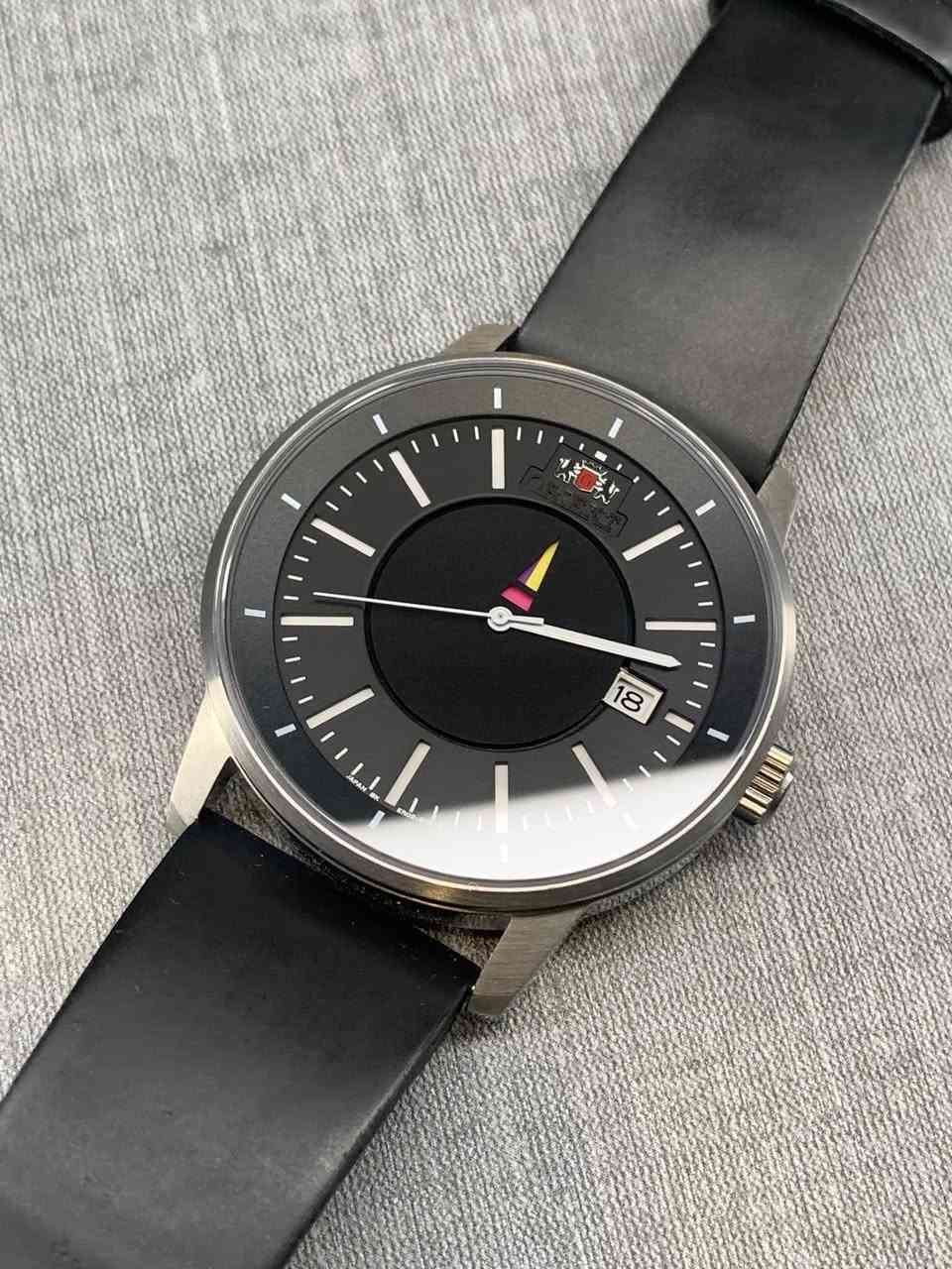 من أول الأشياء التي ستلاحظها في ساعة "ديسك" هو غياب عقرب الساعات. أو ربما، وبشكل أدق، ستلاحظ وجود مثلث ملون زاهٍ في مركز الميناء، لا يشبه أي جزء آخر من الساعة. هذا، بالطبع، هو العنصر الذي استوحي منه اسم ساعة "ديسك". فبدلاً من عقرب الساعات التقليدي، تحتوي ساعة "ديسك" على قرص أسود كبير في مركزها، يتميز بفتحة مثلثة الشكل. أسفل هذه الفتحة، يوجد سطح مطلي، مما ينتج عنه مؤشر ساعات ساطع يظهر على مستوى منفصل عن عقربي الدقائق والثواني. بالإضافة إلى ذلك، يتغير لون مؤشر الساعات مع دورانه.

اورينت 🇯🇵 اصلي وقطعه مميزه اوتو عقرب ساعه مختلف تماماً السعر 200$


**إذا كنت صاحب هذا الإعلان وتريد حذفه لأي سبب، رجاءا أرسل رسالة إلى الدعم الفني**