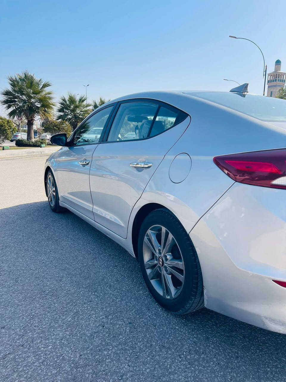 السلام عليكم 
السعر 119
النترا موديل 17 لون مميز سلفر
السيارة قطعتين جامع امامي وبنيد
محرك 2000دوش المرغوب 
المواصفات 
تحكم ستيرن جهتين 
مانع نزلاق 
نضام ايكو تقليل الوقوت 
كامرة خلفية دوارة 
شاشة جبيرة 
كشنات جلد 
حساسات جانبية 
وبعد بيهة هواي موتصفات 
رقم الهاتف ***********
مكانها كربلاء
