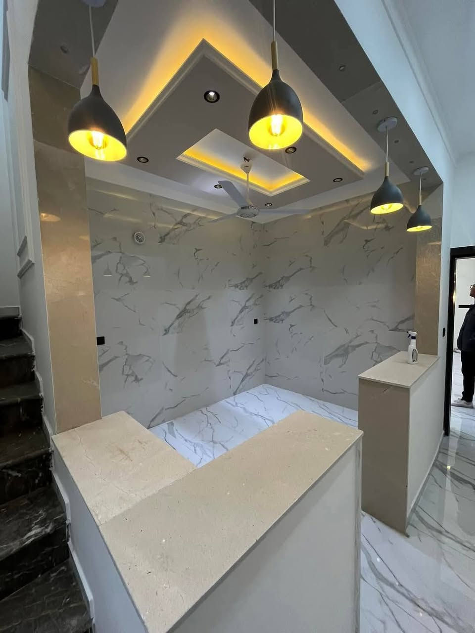 دارللبيع بناءحديث طابوصرف الاعظميه مساحه ١٠٠مترواجهه ٤ونزال ٢٥ يحتوي الدار على كراج يتسع إلى سيارة وصالة ومطبخ معزول وهول داخلي وخدمات وغرفه نوم والطابق الأول يحتوي على ثلاث غرف نوم وخدمات العنوان حي القاهره المعلمين قرب أسواق حيدر للاستفسار ***********
