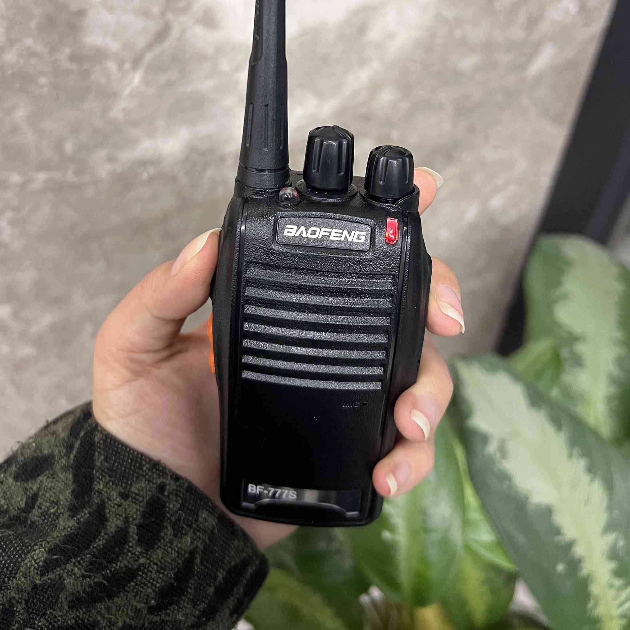 جهاز اتصال لاسلكي باوفنغ Baofeng BF-777S – راديو محمول ثنائي الاتجاه HF/VHF قطعتين
السعر 39 الف فقط والتوصيل مجاني

الموديل: BF-777S

جهاز اتصال لاسلكي محمول من Baofeng مصمم للتواصل المباشر عبر موجات الراديو، مناسب للاستخدامات اليومية التي تتطلب اتصالًا واضحًا وبسيطًا.

• راديو محمول ثنائي الاتجاه (Portable Two-Way Radio)

• يعمل على نطاق HF / VHF

• مزوّد بنظام DSP لمعالجة الإشارة الرقمية

• يدعم 16 قناة اتصال

• يحتوي على أنظمة CTCSS / DCS لتصفية الإشارات

• يدعم أوضاع Wide / Narrow ووظيفة VOX

• يعمل ببطارية Li-ion (ليثيوم أيون)
• النوع: جهاز اتصال لاسلكي محمول
• نطاق التردد: HF / VHF
• عدد القنوات: 16 قناة
• نظام الإشارة: DSP Digital Signal Processing
• خصائص الإشارة: CTCSS / DCS
• أوضاع القناة: Wide / Narrow
• خاصية التحدث بدون زر: VOX
• نوع البطارية: Li-ion


**إذا كنت صاحب هذا الإعلان وتريد حذفه لأي سبب، رجاءا أرسل رسالة إلى الدعم الفني**