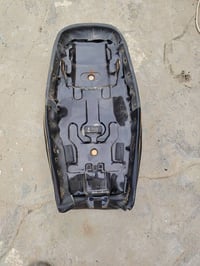 كشن نضيف للبيع ب20  يريده هاذه رقم 07847668815