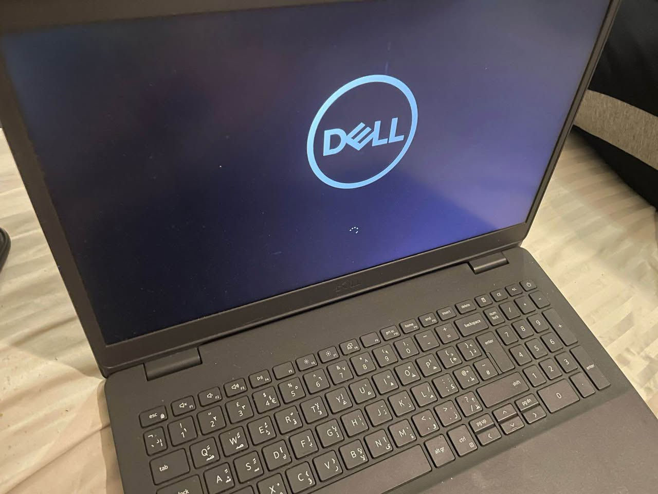 العنوان: لابتوب Dell Vostro 3501 (الجيل العاشر) - مناسب للعمل والدراسة
نص الإعلان:
للبيع لابتوب Dell Vostro 3501 بحالة عملية ومستقرة، مناسب جداً للطلاب والمهام المكتبية.
المواصفات التقنية:
 المعالج: Intel Core i3-1005G1 (الجيل العاشر).
 الذاكرة العشوائية (RAM): 4GB.
 التخزين: 256GB SSD لسرعة تشغيل النظام.
 نظام التشغيل: Windows 10 Home (أصلي).
 لوحة المفاتيح: كاملة مع أرقام جانبية لسهولة إدخال البيانات.
ملاحظات حول حالة الجهاز:
 الشاشة: يوجد بعض البقع السطحية على الشاشة، وهي لا تؤثر على جودة الرؤية أو الاستخدام اليومي.
 منفذ الشحن: منفذ الشحن يحتاج إلى صيانة بسيطة، ومع ذلك، الجهاز يشحن بشكل طبيعي ولا يؤثر هذا الأمر على أداء الجهاز أو استخدامه.
 الملحقات: يأتي مع الشاحن الأصلي.
السعر 220 الف قابل للتفاوض 
الرقم *********** بغداد, العراق
