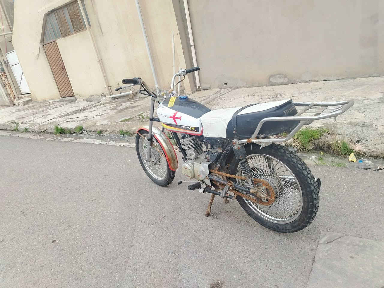 السلام عليكم ماطور تايكر 2017 معمر جديد مكينه خرسه نشاط فول وياله عدله تواير نضاف مكينه فقط بيها كسر يم قبغ كلجات بس شرط ماينضح دهن السعر ٢٥٠ وبي مجال شراي خاص او انتصل ***********))) ***********
