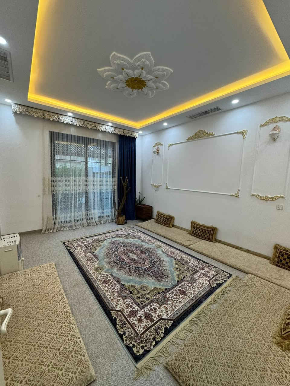 بۆ فرۆشتن 
خانووی ١٢٠م چوارگۆشە-دوو نهۆم
لە هەولێری نوێ -کوڵانی بەرامبەر دەرگای ماوتن ڤیو 
٤ ژووری نوستن 
یەک ژووری میوان 
یەک هۆل 
یەک مەتبەخ
سێ دەستشۆرو توالێت 
بۆ زانیاری زیاتر پەیوەندی بکەن 
محمد /عقارات جامانە
***********
_____________________________________

للبيع
منزل بمساحة 120 م²، أربع واجهات، طابقان
في هولير الجديدة – شارع مقابل بوابة ماونتن فيو
4 غرف نوم
غرفة ضيوف واحدة
صالة واحدة
مطبخ واحد
3 حمامات ودورات مياه

للمزيد من المعلومات يرجى الاتصال:
محمد / عقارات جامانه
***********
_____________________________________

For Sale
120 m² house, four-sided, two floors
Located in New Erbil – street opposite Mountain View Gate
4 bedrooms
1 guest room
1 hall
1 kitchen
3 bathrooms and toilets

For more information, please contact:
Mohammed / Jamana Real Estate
***********
