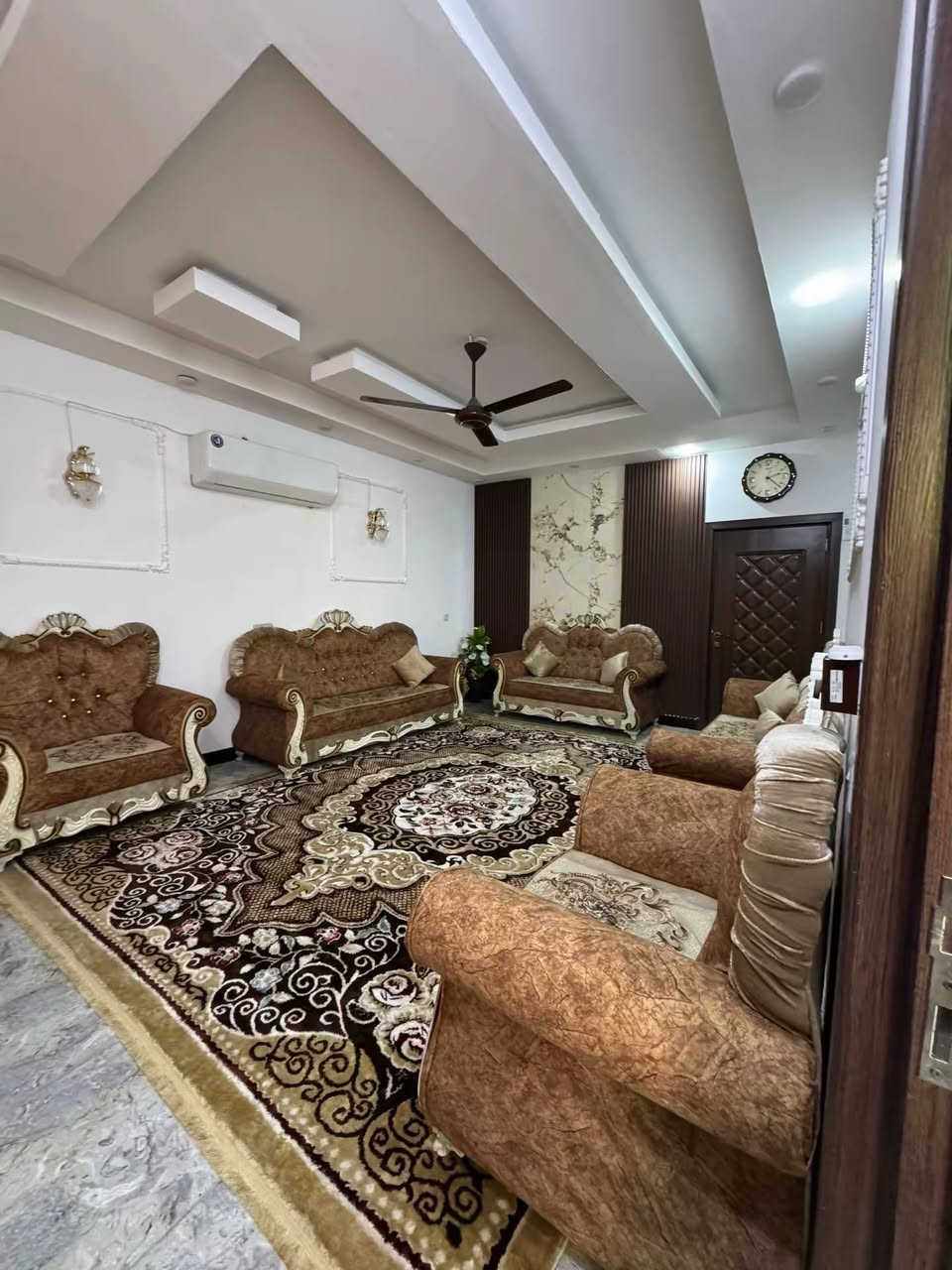 للبيع – دار سكنية جاهزة للسكن في موقع مميز 📍

📌 الموقع: الفلوجة – حي التأميم، بالقرب من أسواق يثرب  
📐 المساحة: 210 متر  
📝 السند: طابو صرف باسم شخص واحد  

تفاصيل الدار:
✅طابقين
- استقبال  
- مطبخ  
- صالتين 
- 4 غرف 
- 3 دورات مياه  
- شارع 8 متر  

💰 السعر: 195 مليون دينار  
🔹 قابل للتفاوض  

فرصة مناسبة للعوائل الباحثة عن موقع هادئ وخدمات قريبة

للاستفسار والمعاينة يرجى التواصل على الخاص أو الاتصال

***********
***********
***********
