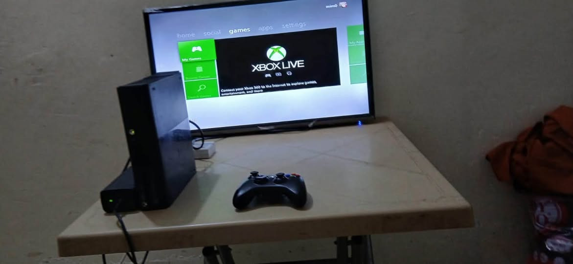 اكس بوكس 360 سوبر سلم جهاز جداً نضيف
هارده 250كيكا
بي 15 لعبه 
ماين كرافت وجي تي اي وطوبه وكول اوف ديوتي والعاب كلش جلوه 
جويستك واحد اصلي ابو الباتري مو ابو الواير 
قارء الاقراص ما يشتغل بس واصلا ما تحتاجه 
لان الاكس بوكس 360 يشتغل ع الهارد  تترسته ترس ب 10 
السعر  100
مكاني بصرة حيانية آول لأين قرب معمل خيرات البصرة 
***********
