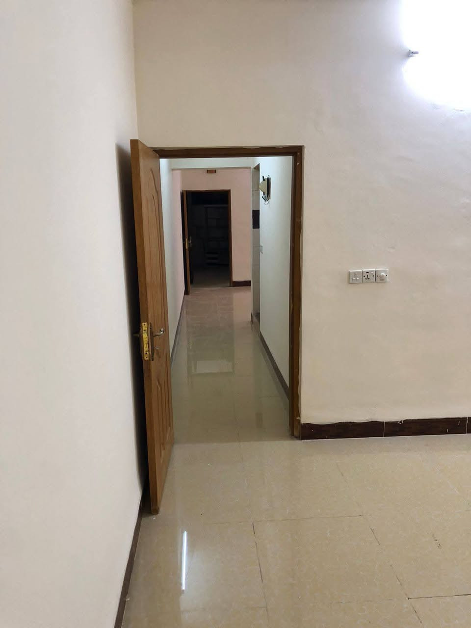 (مشتمل للايجار في كركوك في حي الخضراء )
مشتمل ١٠٠م طابق ثاني في حي الخضراء  قرب جامع السرمدي للعوائل فقط ....بناء حديث تحتوي على غرفة نوم كبيرة (٤.٥×٤) مع هول ومرافق صحية وحمام منعزل سيراميك مع مطبخ سيراميك .. وارضية الشقة كرانيت وتحتوي على كيزر كبير كما مبين في الصورة وخط مولدة ودرج موصل للسطح....الايجار الشهري  (٢٧٥ الف)....(للعوائل فقط)...غير متواجد على الفيس...الاتصال بالرقم ***********
