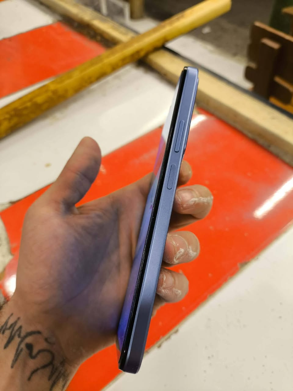 السلام عليكم اس 85 البارحه اشتريته بالكرتون البيت ما رادوه للبيع بطاريه 7000. 256 جيجا  ***********
