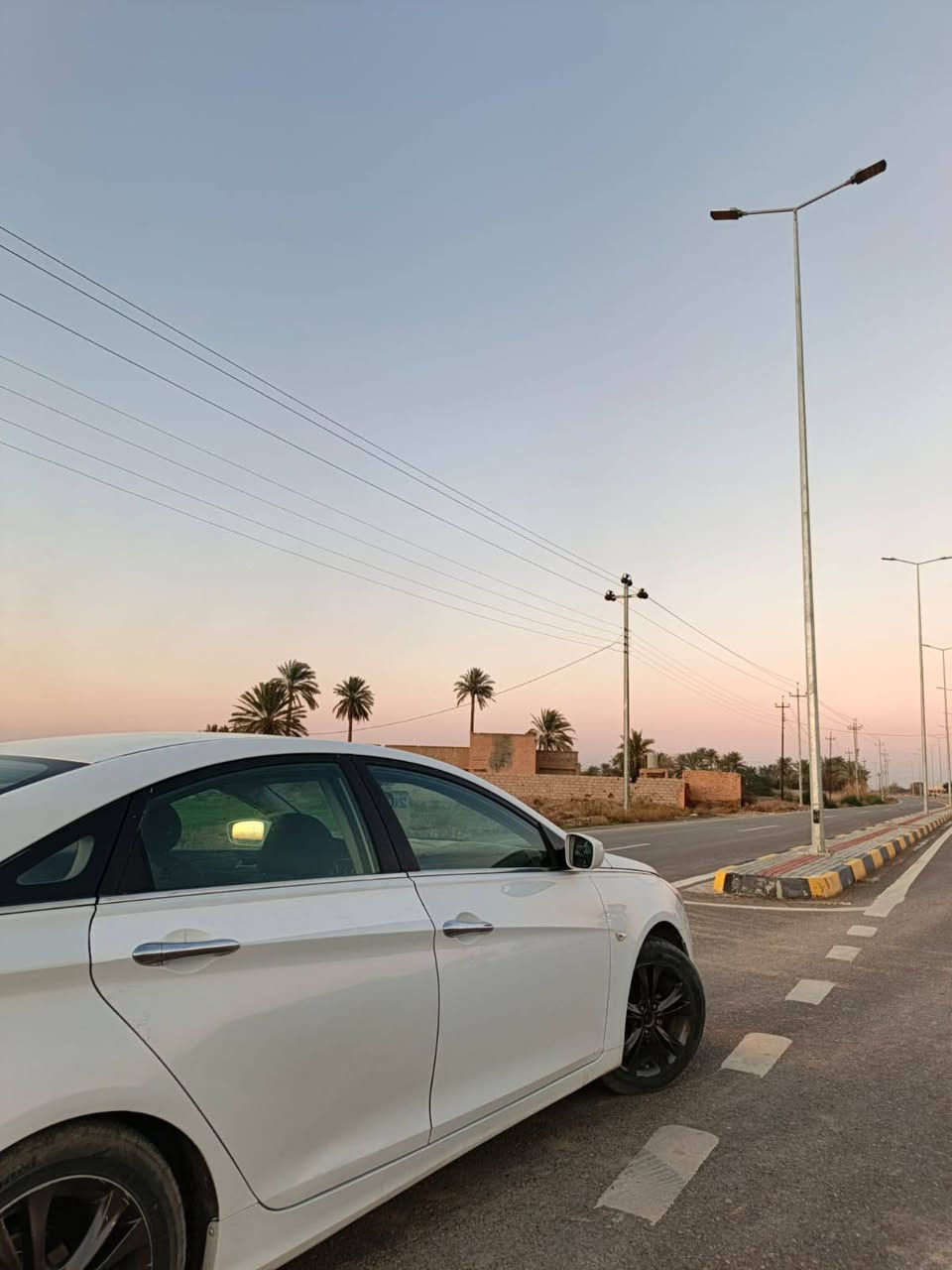 السلام عليكم…
هونداي سوناتا مضلع 2010 
وارد كوري
 لون ابيض رقم اربيل دولي شرط التحويل
شاشه كبيره
تحكمات ستيرن
تدفئه تبريد
داخل اسود
وبعد بيها هواي مواصفات 
محرك 2000 مامفتوح ع الشركه
كير مامفتوح 
صدر جديد
سياره جاهزه مجهزه بدون اي نقص 
ضررها باب خلف السكن وقماره كلير
السعر 95 وبيها مجال بسيط
مكاني صلاح الدين مكيشيفه
للاستفسار اكثر اتصل 
رقم
‏‪***********‬‏
