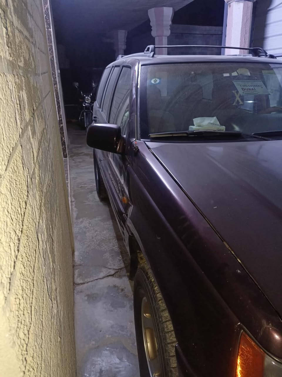 جيب كراند شروكي موديل ٩٦ وضع الشركة بلاد كير ومحرك على البلاد بيها ونه خفيفه بالاكسل فقط وبسمي رقم دولي سنويه ل٣٠ وهزه السعر ٦٠ وبيها مجال رقم صاحب السيارة ***********
