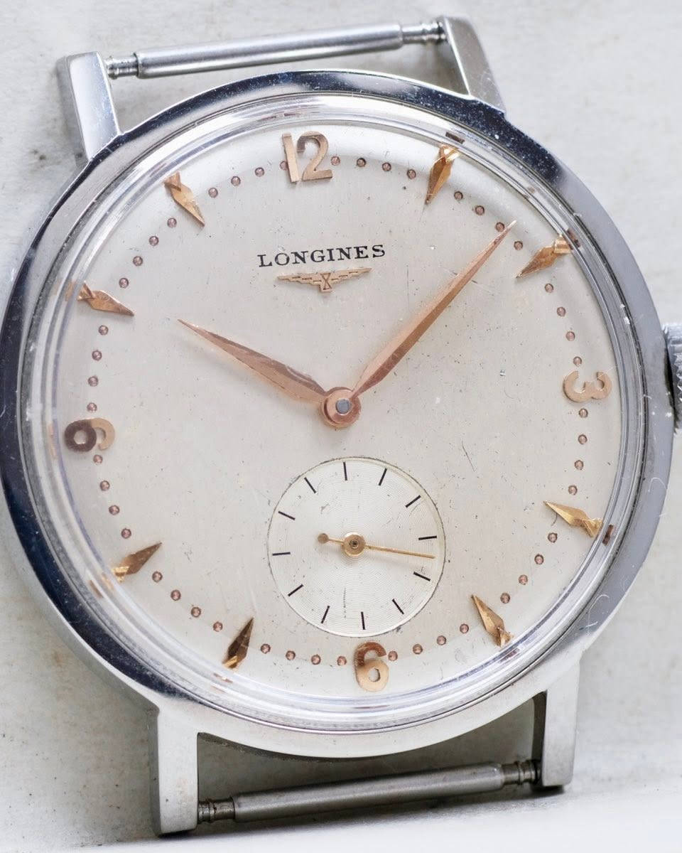 ساعة Longines Cal. 27.0 الأصلية بحركة يدوية (Manual Winding)، تتميز بتصميم كلاسيكي مع عداد ثوانٍ صغير (Small Seconds).

* القطر: 36 مم (بدون احتساب التاج).
* عرض السوار: 18 مم.
* تم استبدال الهيكل (Case) بهيكل من TISSOT.
* الساعة تعمل حاليًا بشكل جيد، ويبلغ الخطأ اليومي حوالي 30 ثانية عند وضعها بشكل أفقي، وهو أمر متوقع نظرًا لعمرها.
* يُعتقد أن هذه الساعة صُنعت في بداية خمسينيات القرن الماضي.
* تتميز حركات ساعات Longines من هذه الحقبة بجودة التصنيع العالية والدقة في التفاصيل، مما يجعلها محبوبة لدى هواة الساعات الكلاسيكية.

للمهتمين بالساعات الفينتج والكلاسيكية، هذه قطعة
مميزة تجمع بين التاريخ والأناقة.


**إذا كنت صاحب هذا الإعلان وتريد حذفه لأي سبب، رجاءا أرسل رسالة إلى الدعم الفني**