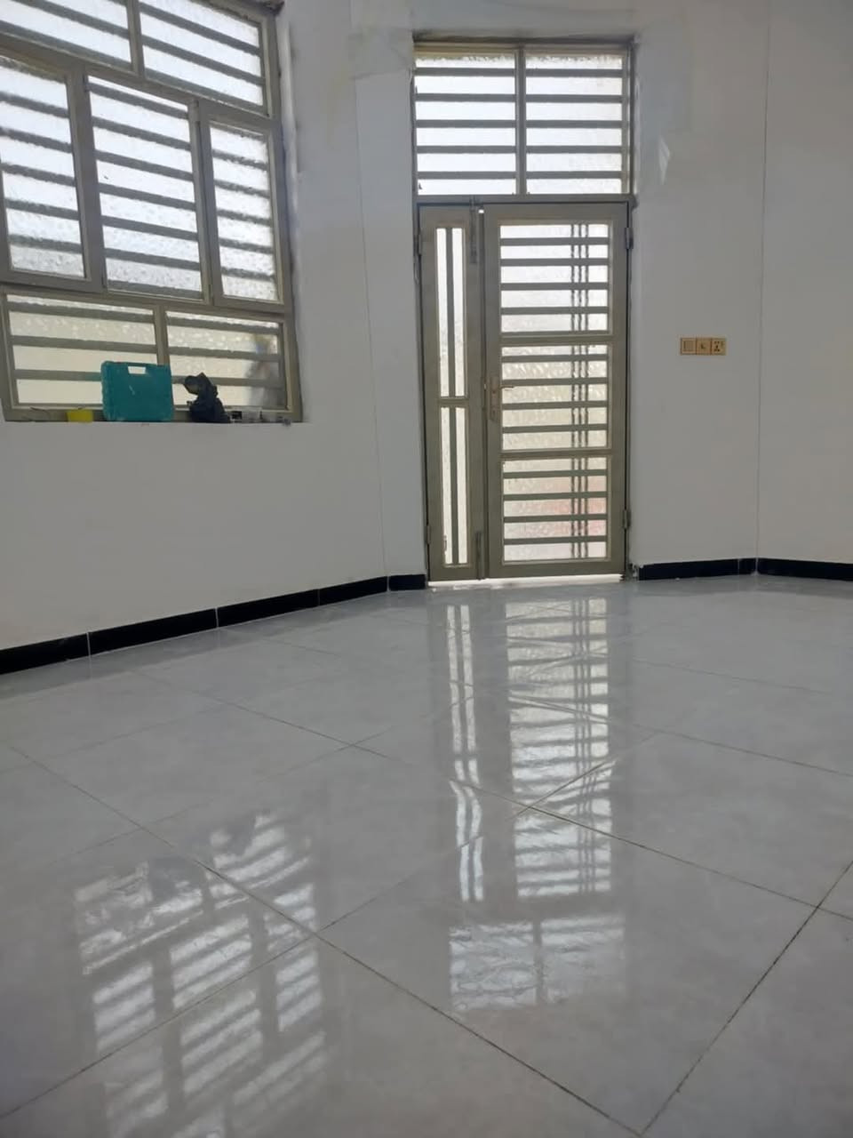 ◾️بيت للبيع المساحه 100م/ مربع 10*10 خريطة هندسية حديثة 2024
عنوان البيت ناصرية الاسكان الصناعي منطقة ال 3000 اللي جاي عن مدرسة الحرية
يتكون البيت من :
◾️غرفة نوم 4,50*3,50
◾️صالة4,25*4,50              ( *********** ) 
                                                للاستفسار☎️
◾️مطبخ 3,50*4
◾️ستقبال 5,50*3,50
◾️حمامات داخل وخارج 
البيت البناء طابوك 
◾️اساس وسقف كونكريت البيت شغل درجة اولى مرتب كلش حلو
◾️سيراميك
◾️بورسلين ثقيل 
◾️كهربائيات فول
-------------------
خدمات البيت فول
◾️ماء اسالة فول 
◾️كهرباء تيل باب البيت
◾️مولد ذهبي 
◾️شوارع تبليط باب البيت
◾️مدارس حكومية واهلية
 البيت ركن على شارعين الشارع مالته عرضه 20 متر وثالث بيت عن الشارع الحولي الرئيسي
