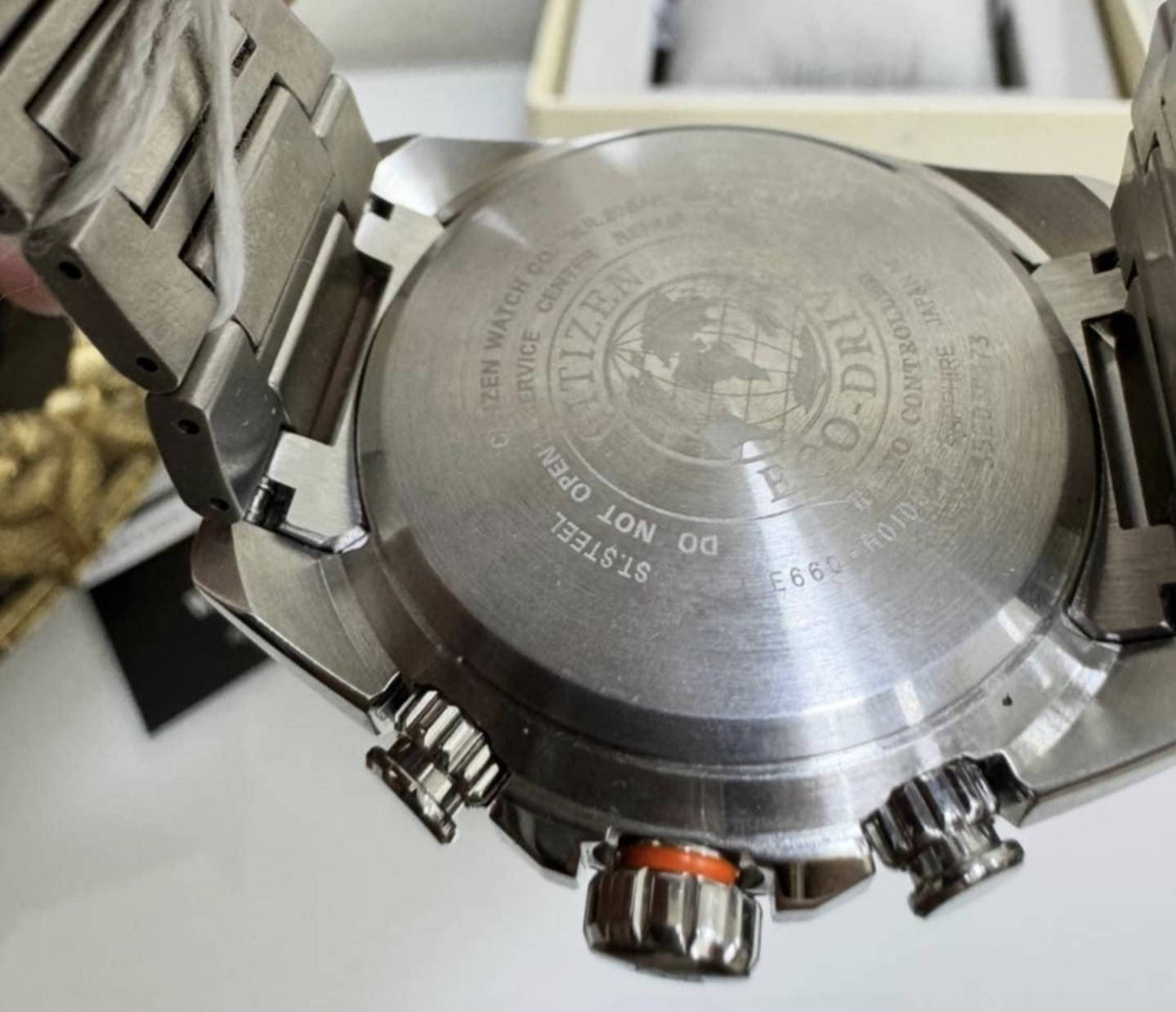 سيتزين ايكو درايف اصلي
مستخدم نظافه تامه جديده تقريبا  مع العلبه الاصليه والتاك 
قطر ٤٦ ملم 
راديو كونترولد - زجاج زفير - شحن ضوئي ايكو درايف - تقويم تلقائي لاتحتاج لضبط التاريخ كل شهر - عداد ستووب ووج 
السعر ٤٥٠ الف   - مكان بغداد - متوفر توصيل


**إذا كنت صاحب هذا الإعلان وتريد حذفه لأي سبب، رجاءا أرسل رسالة إلى الدعم الفني**