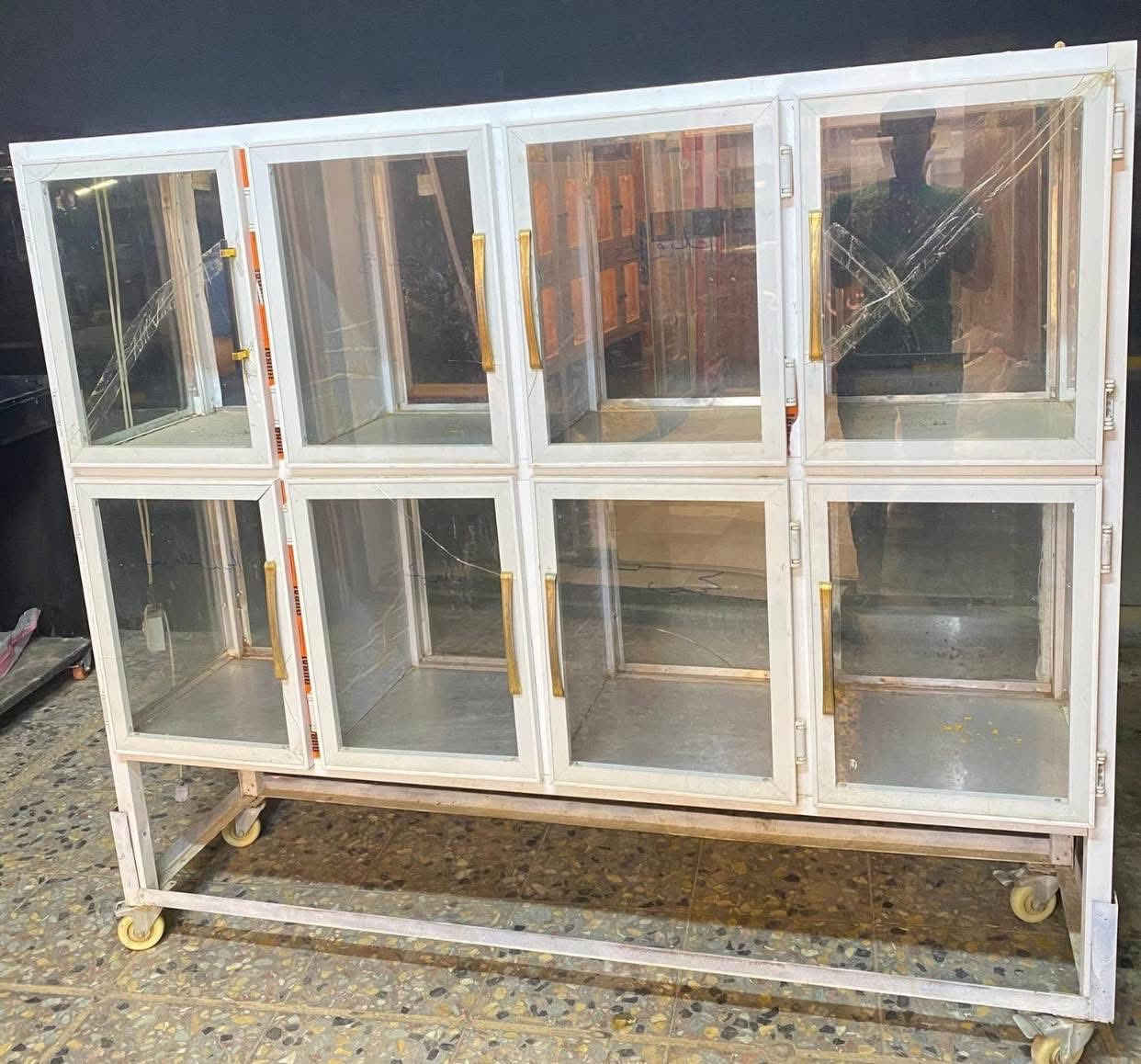 عارضة جام خان مال چبس ارتفاع 160 عرض مترين نزال 50 سم بيهة 8 خانات مثل ما موضحة بالصورة  كل خانة بيهة كلوب  وهولدر واصلة  نقطة كهرباء وجه وظهر جام 3 ملم مثبت بقاعدة  وتايرات السعر 125

+عارضة كرزات ارتفاع 80سم عرض مترين سعر 65

مكاني الطارمية ***********
***********
