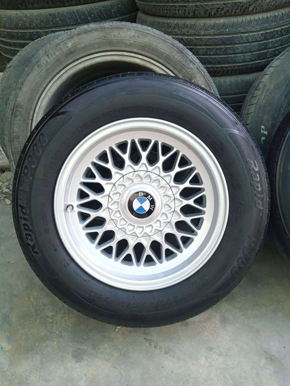 تاقم تایە ویلی حەسیر 15 بەشەرتی هەموو شتێک
بۆ گۆرینەوە بە هەموو جۆرە ویلی ئاڵوگۆر ئەکەم
بێ درزبێ لەحیم بئ خواری تاقمێ تایەی زۆر جوانی لە سەرە
***********
***********
