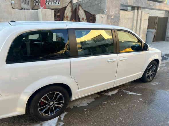 دوج كرفان 2018 Gt مواصفاتها معروفه السياره بيها حادث بنيد أو جاملغ ضربتها خفيفه بدون ايرباك أو باب السلايت أو جاملغ خلفي بيها كلير أو بالعراق شويه من باب السائق فقط السياره تخم تاير صدر امامي خلفي كله جديد أو اي نقص مابيها السياره معروضه 170 شده أو سبعين ورقه أو بيها مجال بصيط ***********
