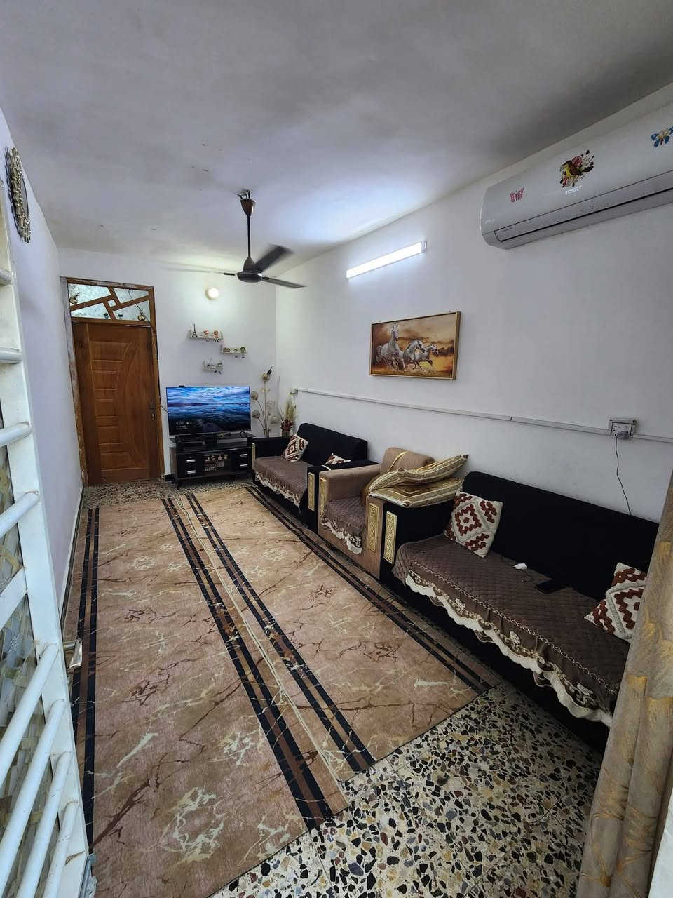 السلام عليكم 

دار  للبيع  بناء جديد سنة 2023 

العنوان /الدسيم مدخل الجوادر بداية المنطقة ع الشارع العام قرب دلالية الصدرين 

المساحة /90  متر

التفاصيل /طابق ونص
الطابق الاول  (صحيات خارجية +طرمة واستقبال وصالة كبيرة و غرفة بيها ترك وحمام داخلي )

الطابق الثاني (غرفة وبيتونة وسطح شتايكر )

البيت عالي والشارع ايضا عالي 
للاستفسار مراسلة الخاص او الاتصال على /***********
