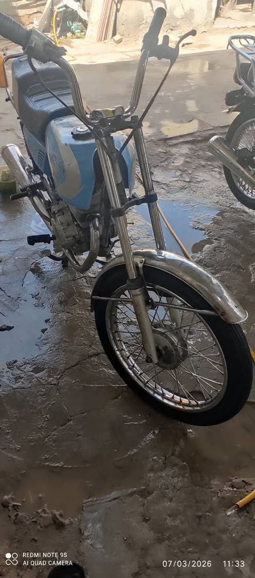 السلام عليكم دراجه للبيع المكينه نامه مفتوحه نضيفه بيه جبنه كير الدراجه زينه السعر 300 كلك كلك كلك المكان القاسم ‏‪0784 016 3211‬‏ بيه واتساب
