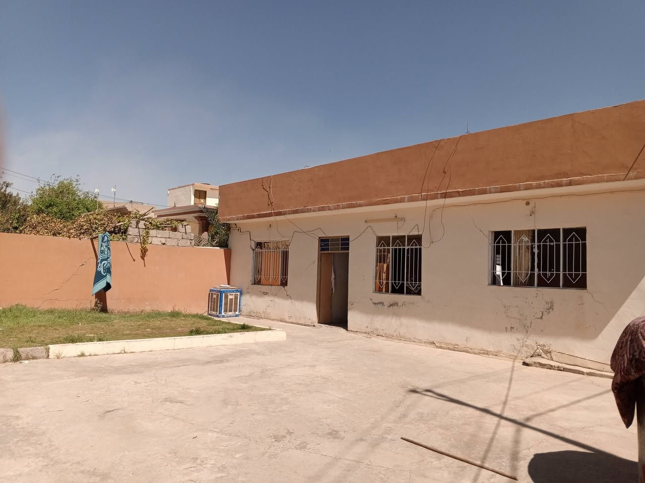 تم اعادة النشر 

#لـلـبـيـع
#بيت_ركن_غربي يحتوي 
المساحة : 360 متر 
إستقبال :  4*6  /.  غرفين ٢ : 4*4 /. مطبخ :    4*5 
هول : 4*9  /. حمامات ٢ تواليتات ٢ / حديقة : 5*6
بالاضافة الى كراج سيارة ومخزن مواد 

*ملاحظة البيت بناء عادي يعني الارضية صبة 
فقط المشتملات سراميك 
#السعر ٣٠ مليون وبي مجال شيء بسيط للطيبين

الموقع : بادوش ، الشقق ،خلف المقبرة 

للتواصل الاتصال على***********☎️
***********☎️
***********☎️
