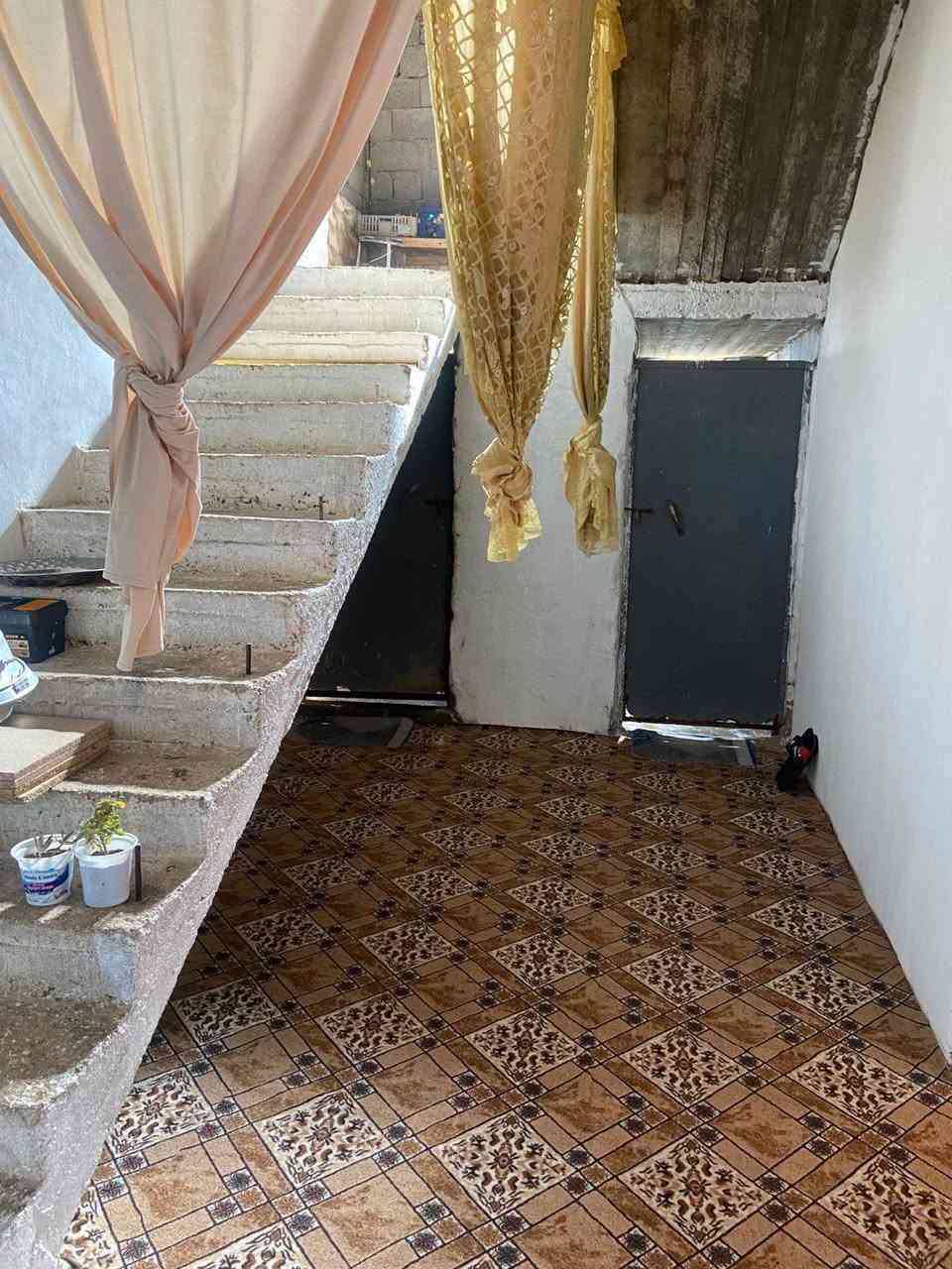 السلام عليكم .
مكلف بالنشر بيت للبيع في الخفاجيه .
المساحه 450 متر .

كهرباء وماء وتبليط ع الباب .
الاتصال ع الرقم 
***********
