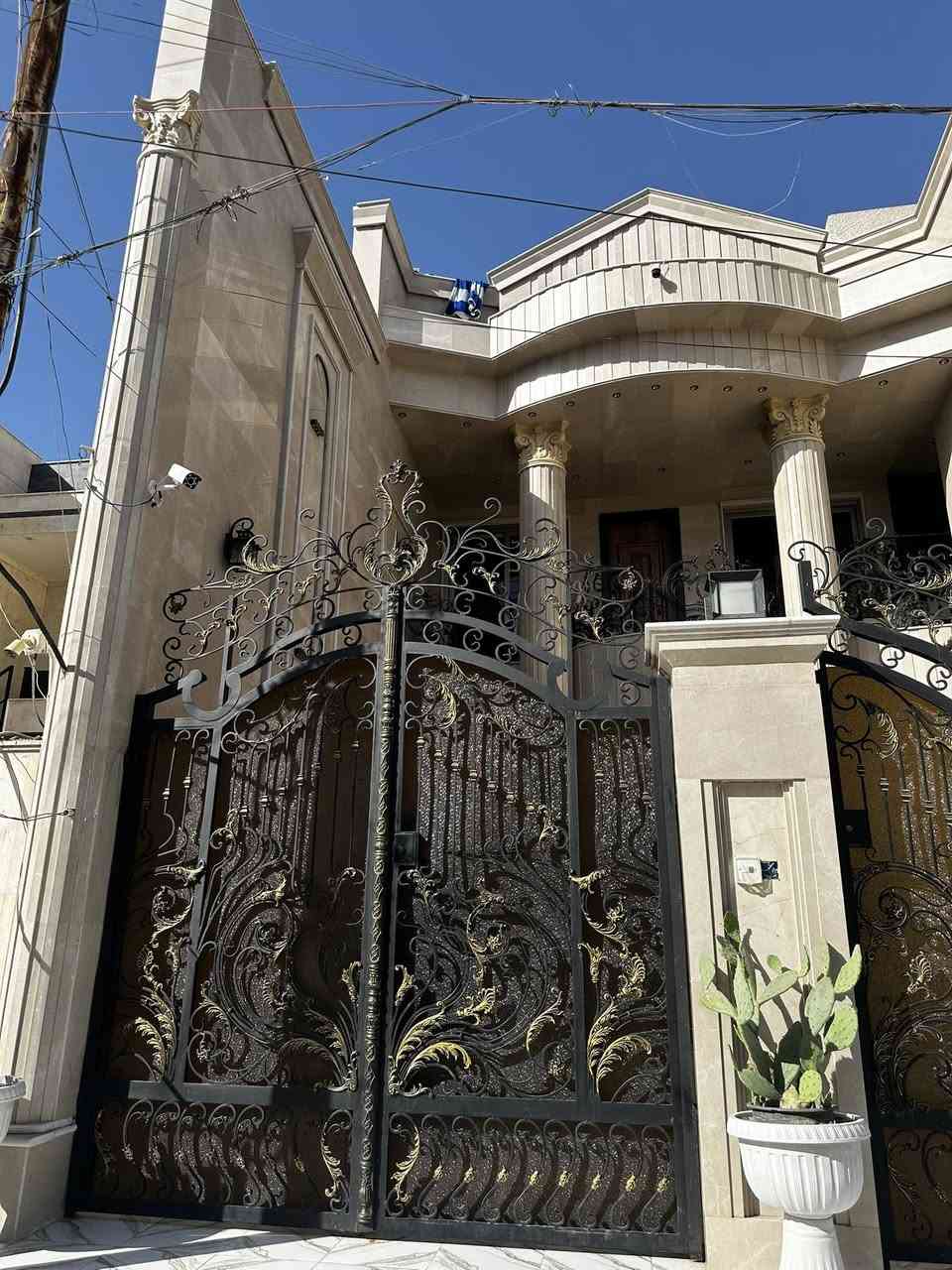 للبيع بيت 240 متر مربع الواجهة8 النزال 30 عدد الغرف 8 غرف 3 مطابخ 5 حمامات المكان البنوك مقابل مستشفى البنوك الاهلي  البناء 2026 3 طوابق للاستفسار الاتصال ***********
